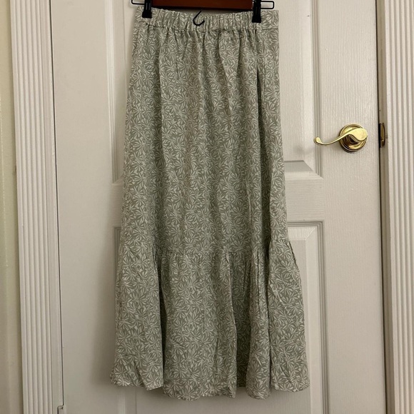 Colin's light green floral skirt with buttons (XS) - Picture 1 of 8